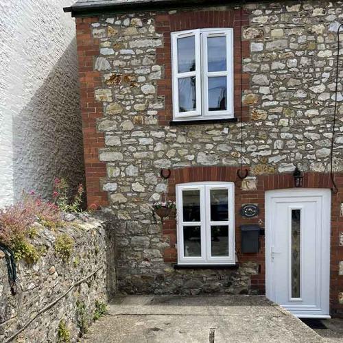 st reatham cottage -y he front view outside